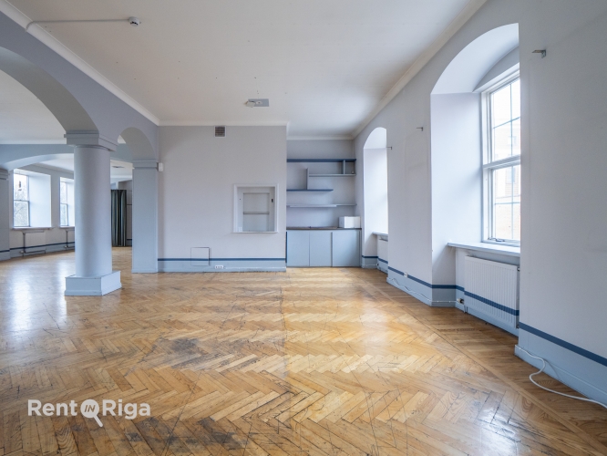 Sludinājumi. Zāle Jēkaba kazarmās.  Viena liela telpa, kas atrodas 2.stāvā. Kopīga ieeja un trepju telpa ar Cena: 1256 EUR/mēn Foto #4