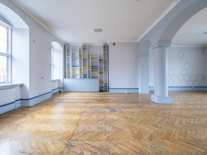 Sludinājumi. Zāle Jēkaba kazarmās.  Viena liela telpa, kas atrodas 2.stāvā. Kopīga ieeja un trepju telpa ar Cena: 1256 EUR/mēn Foto #5