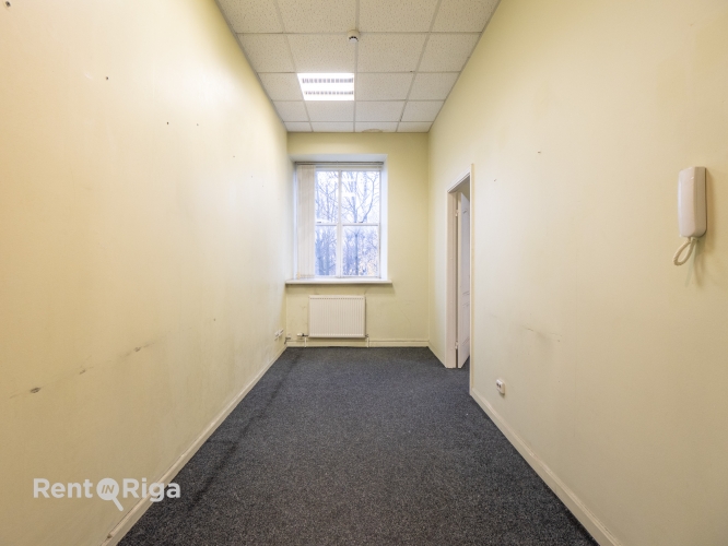 Sludinājumi. Birojs ar skatu uz Basteja kalnu.  Atrodas 2. stāvā. Viena liela telpa, priekštelpa un sava Cena: 596 EUR/mēn Foto #5