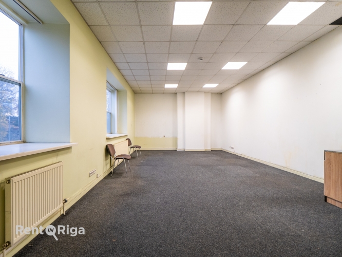 Sludinājumi. Birojs ar skatu uz Basteja kalnu.  Atrodas 2. stāvā. Viena liela telpa, priekštelpa un sava Cena: 596 EUR/mēn Foto #1