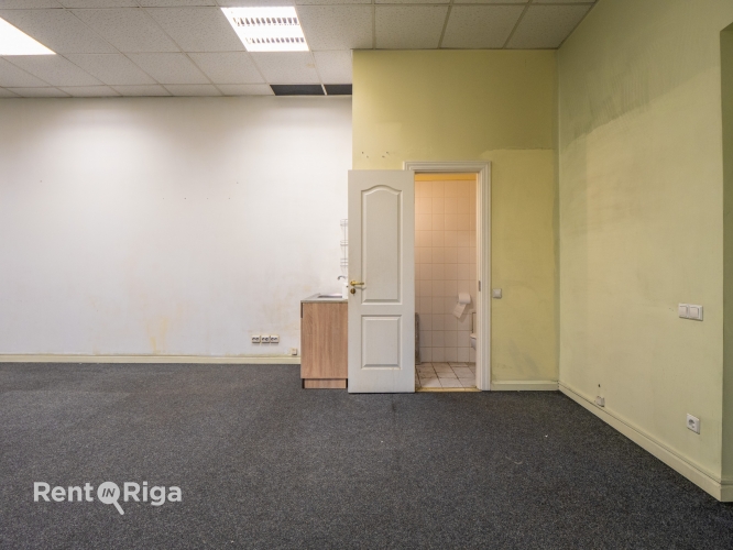 Sludinājumi. Birojs ar skatu uz Basteja kalnu.  Atrodas 2. stāvā. Viena liela telpa, priekštelpa un sava Cena: 596 EUR/mēn Foto #3