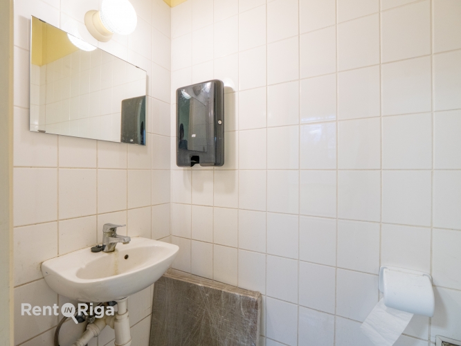 Sludinājumi. Birojs ar skatu uz Basteja kalnu.  Atrodas 2. stāvā. Viena liela telpa, priekštelpa un sava Cena: 596 EUR/mēn Foto #4