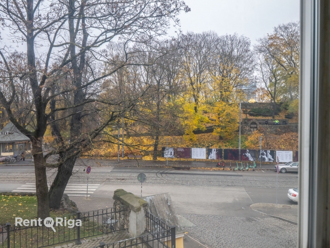 Sludinājumi. Birojs ar skatu uz Basteja kalnu.  Atrodas 2. stāvā. Viena liela telpa, priekštelpa un sava Cena: 596 EUR/mēn Foto #6