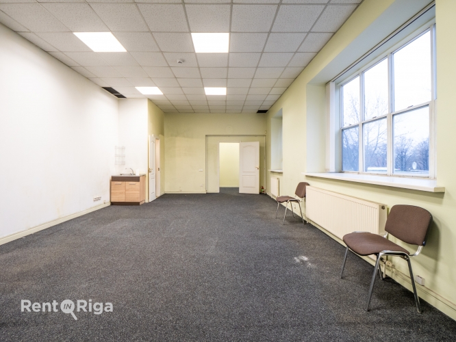 Sludinājumi. Birojs ar skatu uz Basteja kalnu.  Atrodas 2. stāvā. Viena liela telpa, priekštelpa un sava Cena: 596 EUR/mēn Foto #2