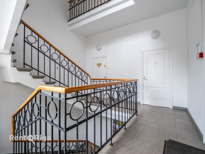 Sludinājumi. Birojs ar skatu uz Basteja kalnu.  Atrodas 2. stāvā. Viena liela telpa, priekštelpa un sava Cena: 596 EUR/mēn Foto #8