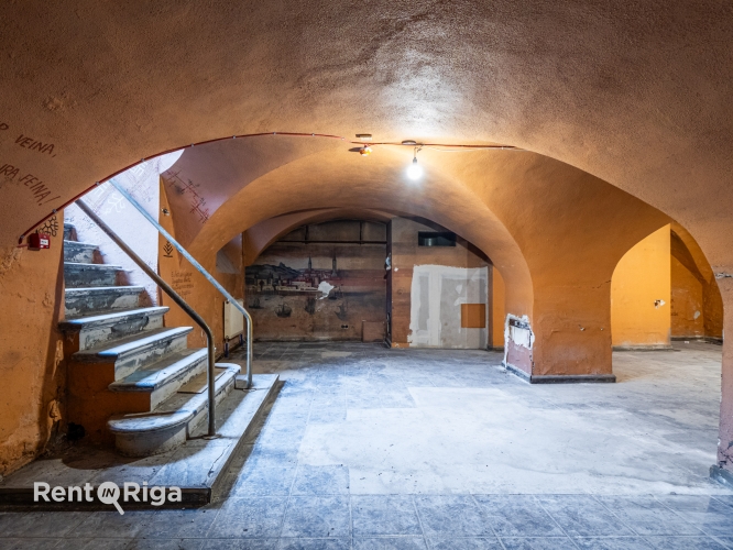 Sludinājumi. Puspagraba telpas Jēkaba kazarmās.  Iepriekš telpās atradās restorāns. Telpas sastāv no 2 lielām Cena: 1190 EUR/mēn Foto #1