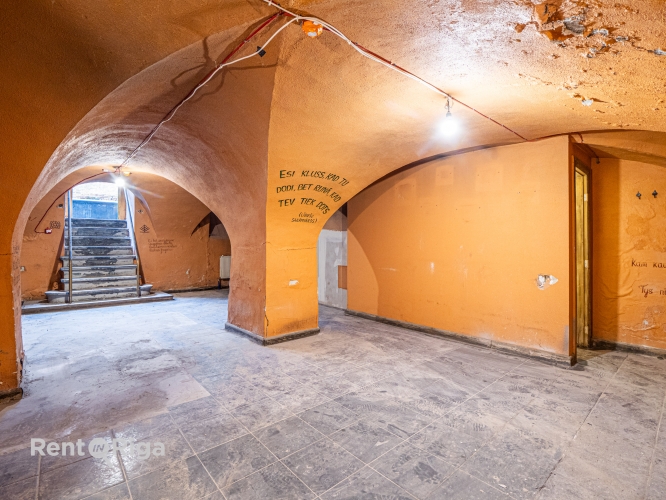 Sludinājumi. Puspagraba telpas Jēkaba kazarmās.  Iepriekš telpās atradās restorāns. Telpas sastāv no 2 lielām Cena: 1190 EUR/mēn Foto #2