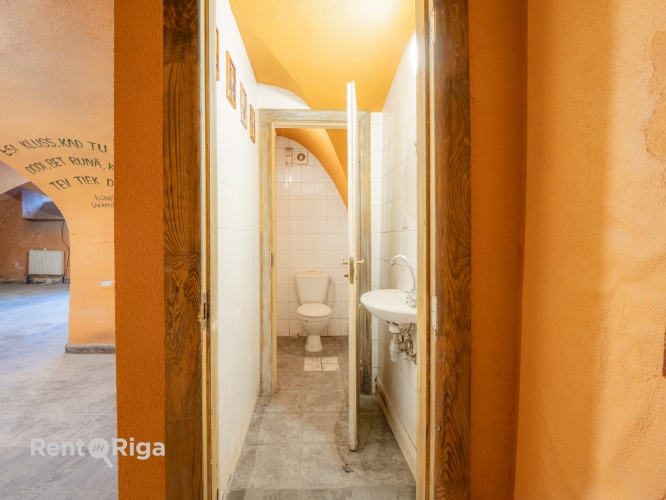 Sludinājumi. Puspagraba telpas Jēkaba kazarmās.  Iepriekš telpās atradās restorāns. Telpas sastāv no 2 lielām Cena: 1190 EUR/mēn Foto #3