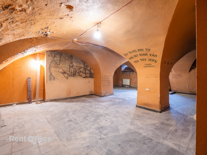 Sludinājumi. Puspagraba telpas Jēkaba kazarmās.  Iepriekš telpās atradās restorāns. Telpas sastāv no 2 lielām Cena: 1190 EUR/mēn Foto #4