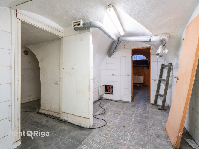 Sludinājumi. Puspagraba telpas Jēkaba kazarmās.  Iepriekš telpās atradās restorāns. Telpas sastāv no 2 lielām Cena: 1190 EUR/mēn Foto #6