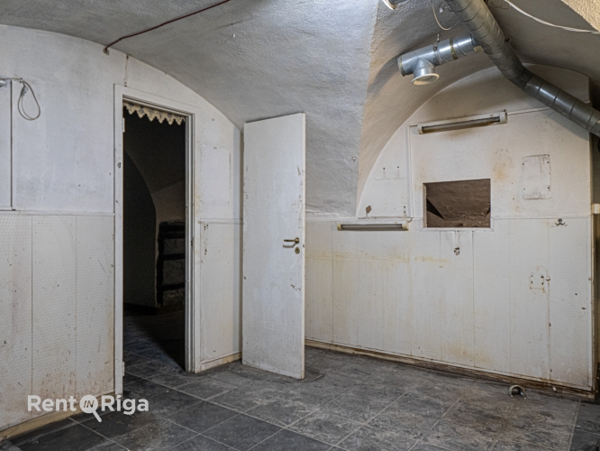 Sludinājumi. Puspagraba telpas Jēkaba kazarmās.  Iepriekš telpās atradās restorāns. Telpas sastāv no 2 lielām Cena: 1190 EUR/mēn Foto #7
