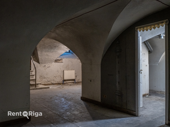 Sludinājumi. Puspagraba telpas Jēkaba kazarmās.  Iepriekš telpās atradās restorāns. Telpas sastāv no 2 lielām Cena: 1190 EUR/mēn Foto #8