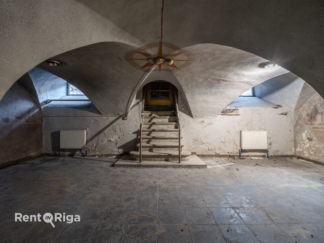 Sludinājumi. Puspagraba telpas Jēkaba kazarmās.  Iepriekš telpās atradās restorāns. Telpas sastāv no 2 lielām Cena: 1190 EUR/mēn Foto #9