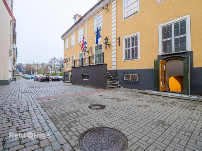 Sludinājumi. Puspagraba veikala telpas Jēkaba kazarmās.  Telpas sastāv no 1 lielas zāles un palīgtelpas.  Cena: 640 EUR/mēn Foto #1