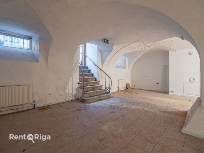 Sludinājumi. Puspagraba veikala telpas Jēkaba kazarmās.  Telpas sastāv no 1 lielas zāles un palīgtelpas.  Cena: 640 EUR/mēn Foto #3