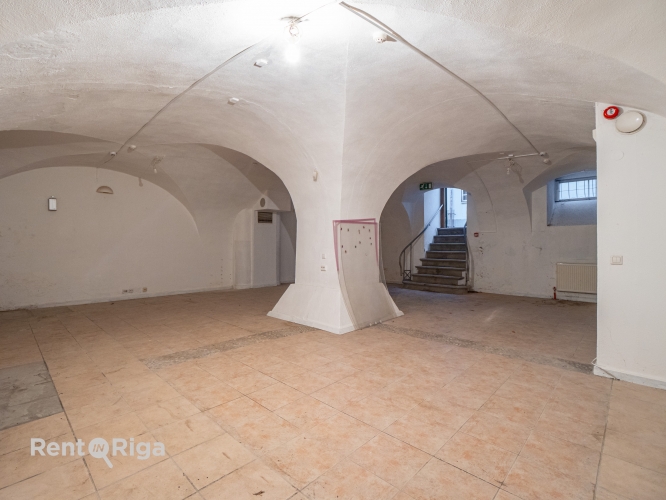 Sludinājumi. Puspagraba veikala telpas Jēkaba kazarmās.  Telpas sastāv no 1 lielas zāles un palīgtelpas.  Cena: 640 EUR/mēn Foto #4