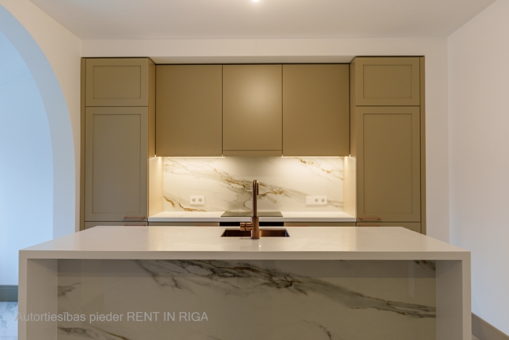 Sludinājumi. Pārdošanā tiek piedāvāts plašs mansarda dzīvoklis 6. stāvā, kas nodrošina ērtu dzīvesveidu un Cena: 630000 EUR Foto #6