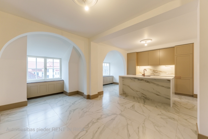 Sludinājumi. Pārdošanā tiek piedāvāts plašs mansarda dzīvoklis 6. stāvā, kas nodrošina ērtu dzīvesveidu un Cena: 630000 EUR Foto #1