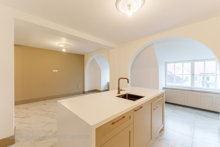 Sludinājumi. Pārdošanā tiek piedāvāts plašs mansarda dzīvoklis 6. stāvā, kas nodrošina ērtu dzīvesveidu un Cena: 630000 EUR Foto #2