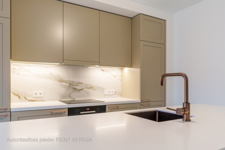 Sludinājumi. Pārdošanā tiek piedāvāts plašs mansarda dzīvoklis 6. stāvā, kas nodrošina ērtu dzīvesveidu un Cena: 630000 EUR Foto #5