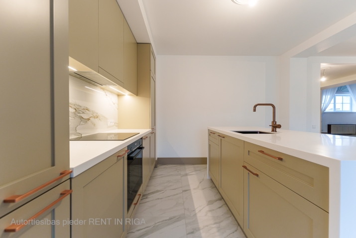 Sludinājumi. Pārdošanā tiek piedāvāts plašs mansarda dzīvoklis 6. stāvā, kas nodrošina ērtu dzīvesveidu un Cena: 630000 EUR Foto #3