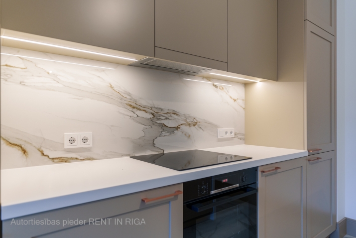 Sludinājumi. Pārdošanā tiek piedāvāts plašs mansarda dzīvoklis 6. stāvā, kas nodrošina ērtu dzīvesveidu un Cena: 630000 EUR Foto #4