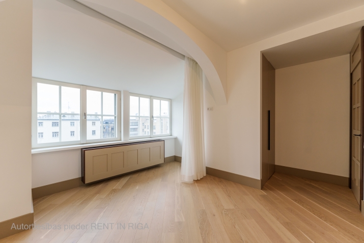 Sludinājumi. Pārdošanā tiek piedāvāts plašs mansarda dzīvoklis 6. stāvā, kas nodrošina ērtu dzīvesveidu un Cena: 630000 EUR Foto #8