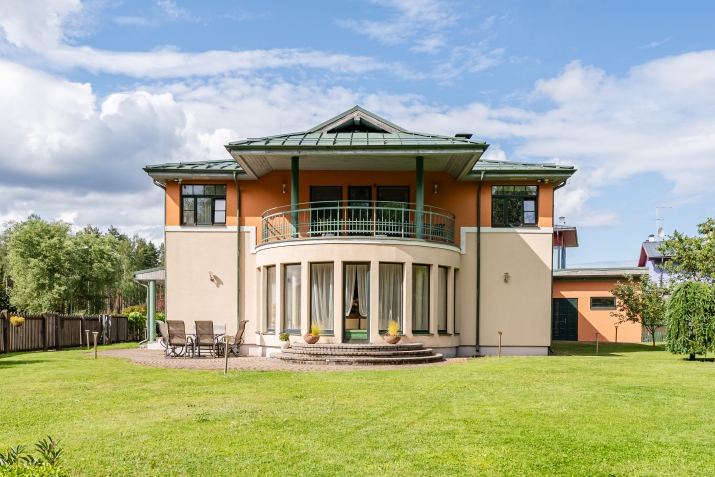 Sludinājumi. Pārdod brīnišķīgu ģimenes māju Beberos!  Šī kvalitatīvā māja kas atrodas Beberos, Babītes pagastā - Cena: 389000 EUR Foto #1