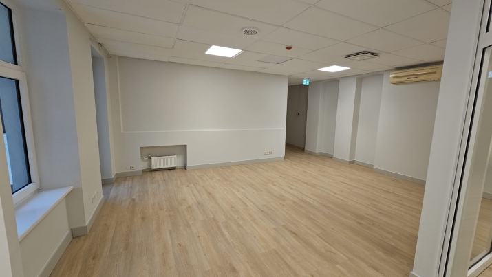 Объявление. Biroja telpas labi uzturētā biroju ēkā Meierovica bulvārī 16, minūtes gājiena attālumā no Laimas Цена: 1414 EUR/мес. Foto #6