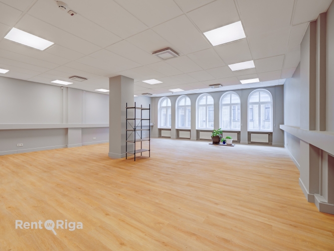 Объявление. Office premises in a well-maintained office building at Meierovica Boulevard 16, just a one-minute Цена: 1010 EUR/мес. Foto #1