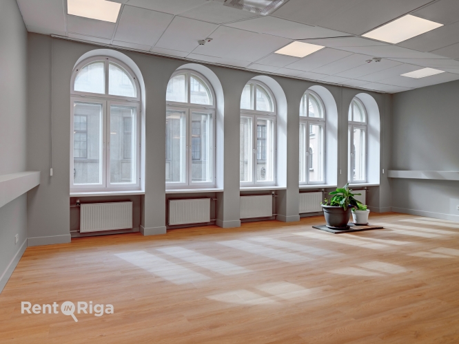 Объявление. Office premises in a well-maintained office building at Meierovica Boulevard 16, just a one-minute Цена: 1010 EUR/мес. Foto #2