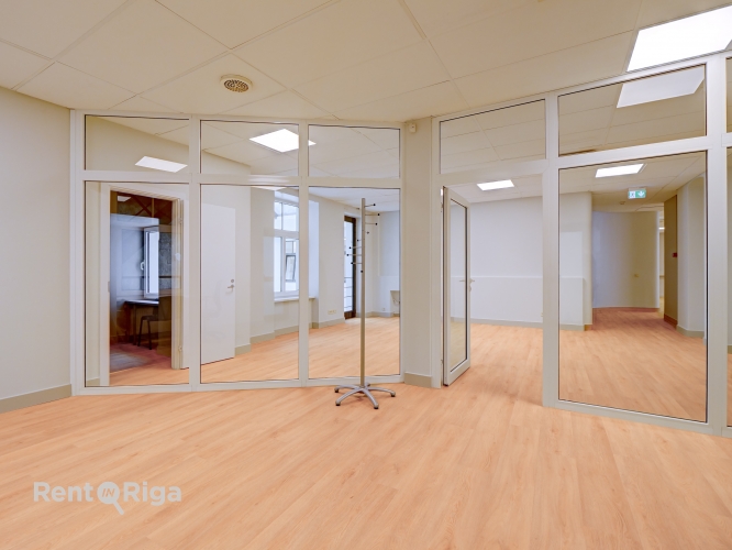 Объявление. Office premises in a well-maintained office building at Meierovica Boulevard 16, just a one-minute Цена: 1010 EUR/мес. Foto #9
