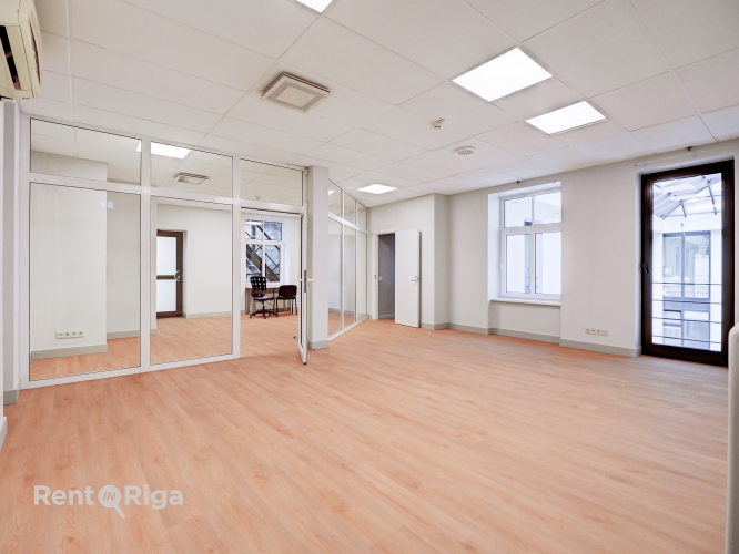 Объявление. Office premises in a well-maintained office building at Meierovica Boulevard 16, just a one-minute Цена: 1010 EUR/мес. Foto #7