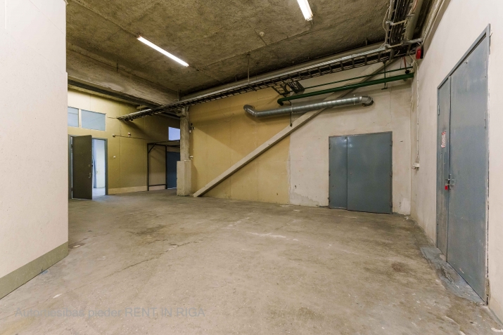 Sludinājumi. Apsildāmas ražošanas vai noliktavas telpas 2.stāvā.  Ēka celta 1994.gadā pēc somu projekta. Kravas Cena: 1600 EUR/mēn Foto #5