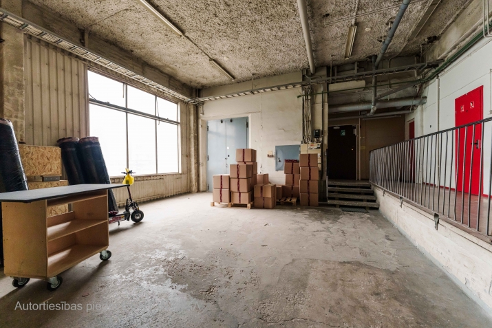 Sludinājumi. Apsildāmas ražošanas vai noliktavas telpas 2.stāvā.  Ēka celta 1994.gadā pēc somu projekta. Kravas Cena: 1600 EUR/mēn Foto #7