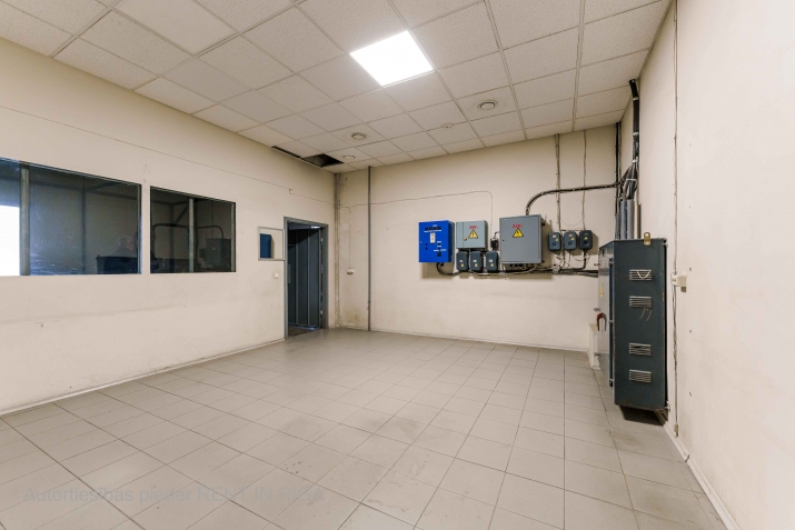 Объявление. Heated production or warehouse premises on the 2nd floor.  Two or three separate adjacent units are Цена: 470 EUR/мес. Foto #2