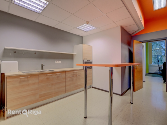 Sludinājumi. Biroja telpas zaļā un labiekārtotā, slēgtā teritorijā.  - Nomas maksā iekļautas 4 autostāvvietas Cena: 1766 EUR/mēn Foto #7