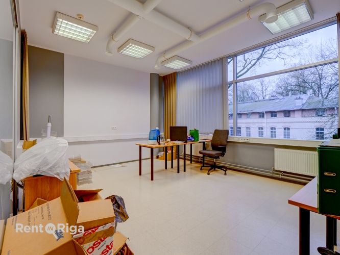 Sludinājumi. Biroja telpas zaļā un labiekārtotā, slēgtā teritorijā.  - Nomas maksā iekļautas 4 autostāvvietas Cena: 1766 EUR/mēn Foto #9