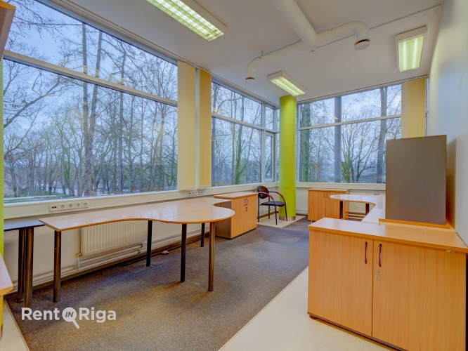 Sludinājumi. Biroja telpas zaļā un labiekārtotā, slēgtā teritorijā.  - Nomas maksā iekļautas 4 autostāvvietas Cena: 1766 EUR/mēn Foto #2