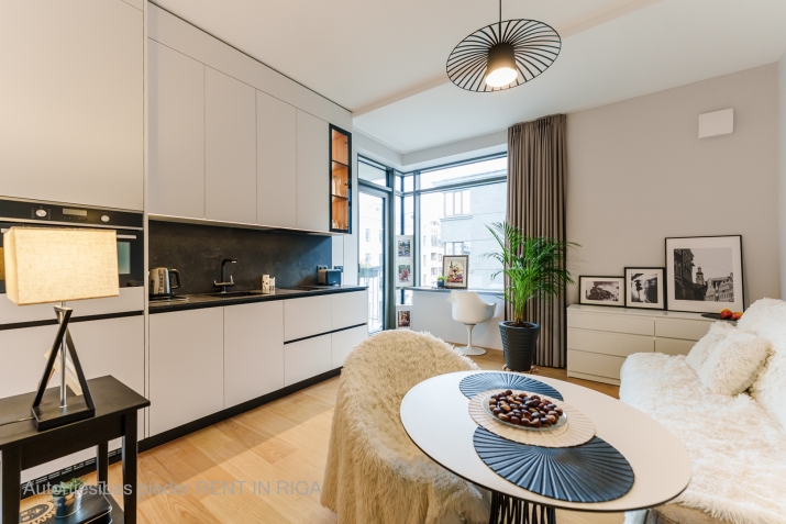 Sludinājumi. Stilīgs un mūsdienīgs dzīvoklis Rīgas centrā  Stabu iela 2A.  Šis dzīvoklis piedāvā aizraujošu Cena: 600 EUR/mēn Foto #1