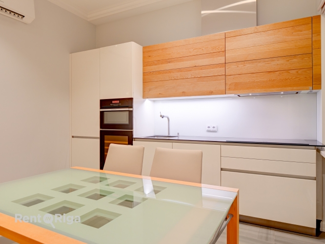 Sludinājumi. \'Elizabetes Rezidence\'- viena no spilgtākajām Rīgas arhitektūras mantojuma pērlēm, celta 19. Cena: 295000 EUR Foto #5