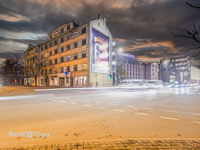 Sludinājumi. Tiek izīrēts gaišs un plašs četru istabu dzīvoklis pašā Rīgas centrā !  Dzīvoklis atrodas lieliskā Cena: 750 EUR/mēn Foto #1