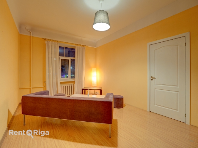 Sludinājumi. Tiek izīrēts gaišs un plašs četru istabu dzīvoklis pašā Rīgas centrā !  Dzīvoklis atrodas lieliskā Cena: 750 EUR/mēn Foto #9