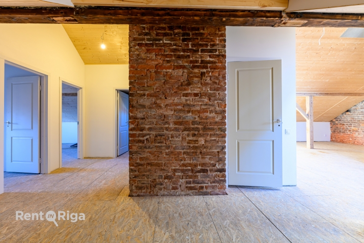 Sludinājumi. Piedāvājumā plašs mansarda dzīvoklis Vecliepājas sirdī ar perspektīvu plānojumu!  Plānojums: - Cena: 86000 EUR Foto #2