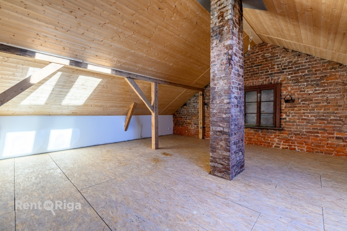 Sludinājumi. Piedāvājumā plašs mansarda dzīvoklis Vecliepājas sirdī ar perspektīvu plānojumu!  Plānojums: - Cena: 86000 EUR Foto #3