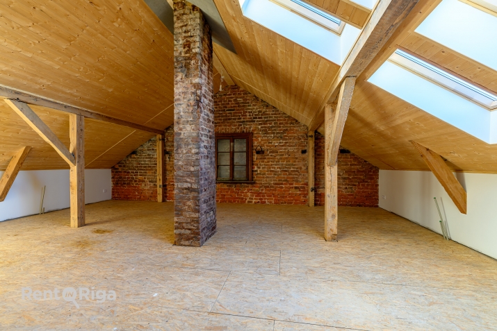 Sludinājumi. Piedāvājumā plašs mansarda dzīvoklis Vecliepājas sirdī ar perspektīvu plānojumu!  Plānojums: - Cena: 86000 EUR Foto #4