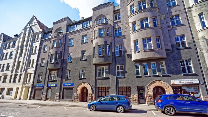 Sludinājumi. Izīrēšanai tiek piedāvāts kluss, gaišs un ļoti patīkams dzīvoklis renovētā pirmskara ēkā ar liftu, Cena: 465 EUR/mēn Foto #1