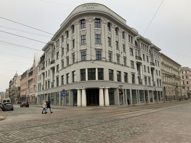 Sludinājumi. Ekskluzīvs 2-istabu dzīvoklis Bibliotēkas nama ēkā.  Gaišs dzīvoklis ar balkonu un izcilu skatu uz Cena: 900 EUR/mēn Foto #1