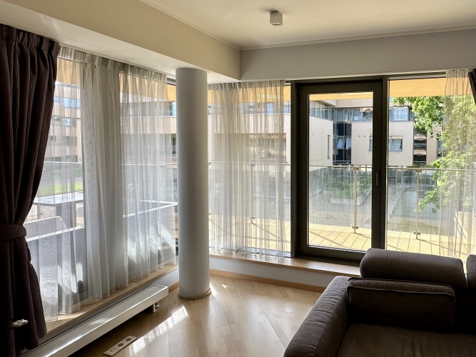 Sludinājumi. Pārdod elegantu 2-istabu dzīvokli ar plašu terasi jūras tuvumā, Saulkrastos  Tiek piedāvāts moderns Cena: 125000 EUR Foto #2