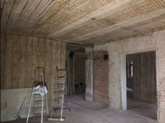 Sludinājumi. Trīsstāvu rekonstruējama māja Cēsu vecpilsētā.  Būvniecības gads: 1880. Ķieģeļu sienas, koka Cena: 136000 EUR Foto #7